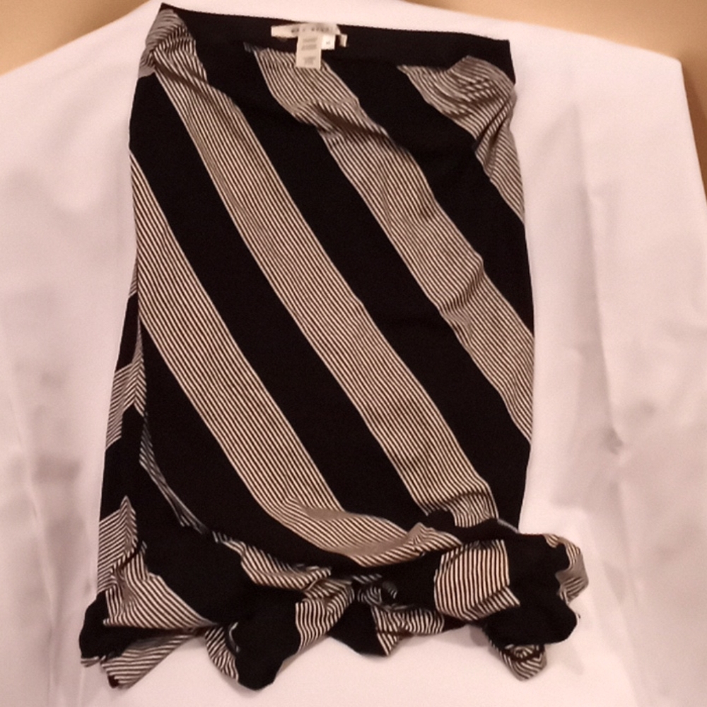 Max Studio size M black and cream maxi skirt